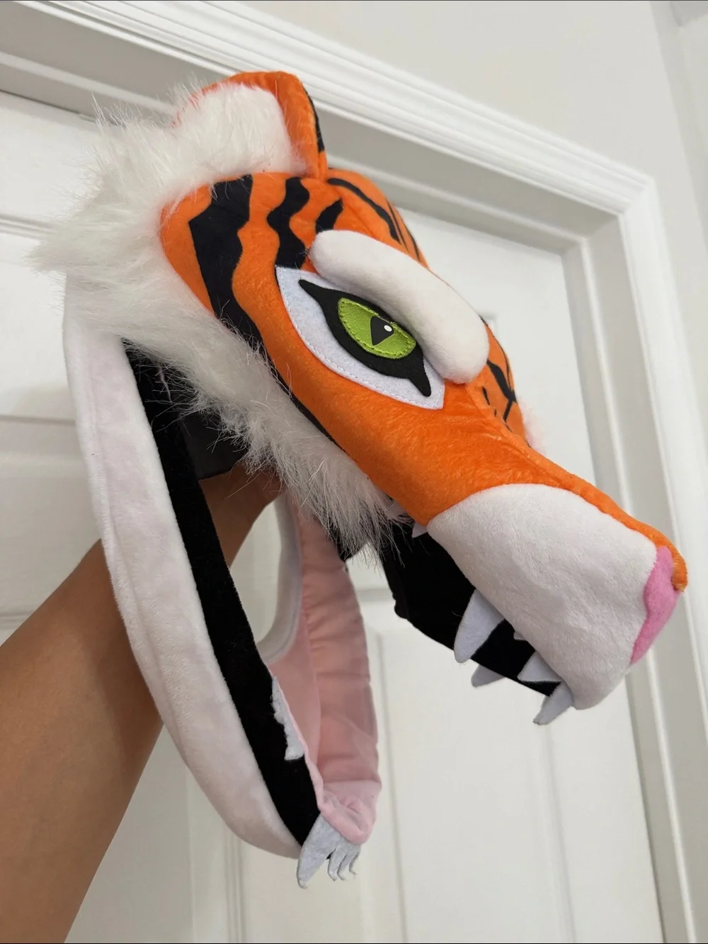 Elope adult tiger jaw some hat